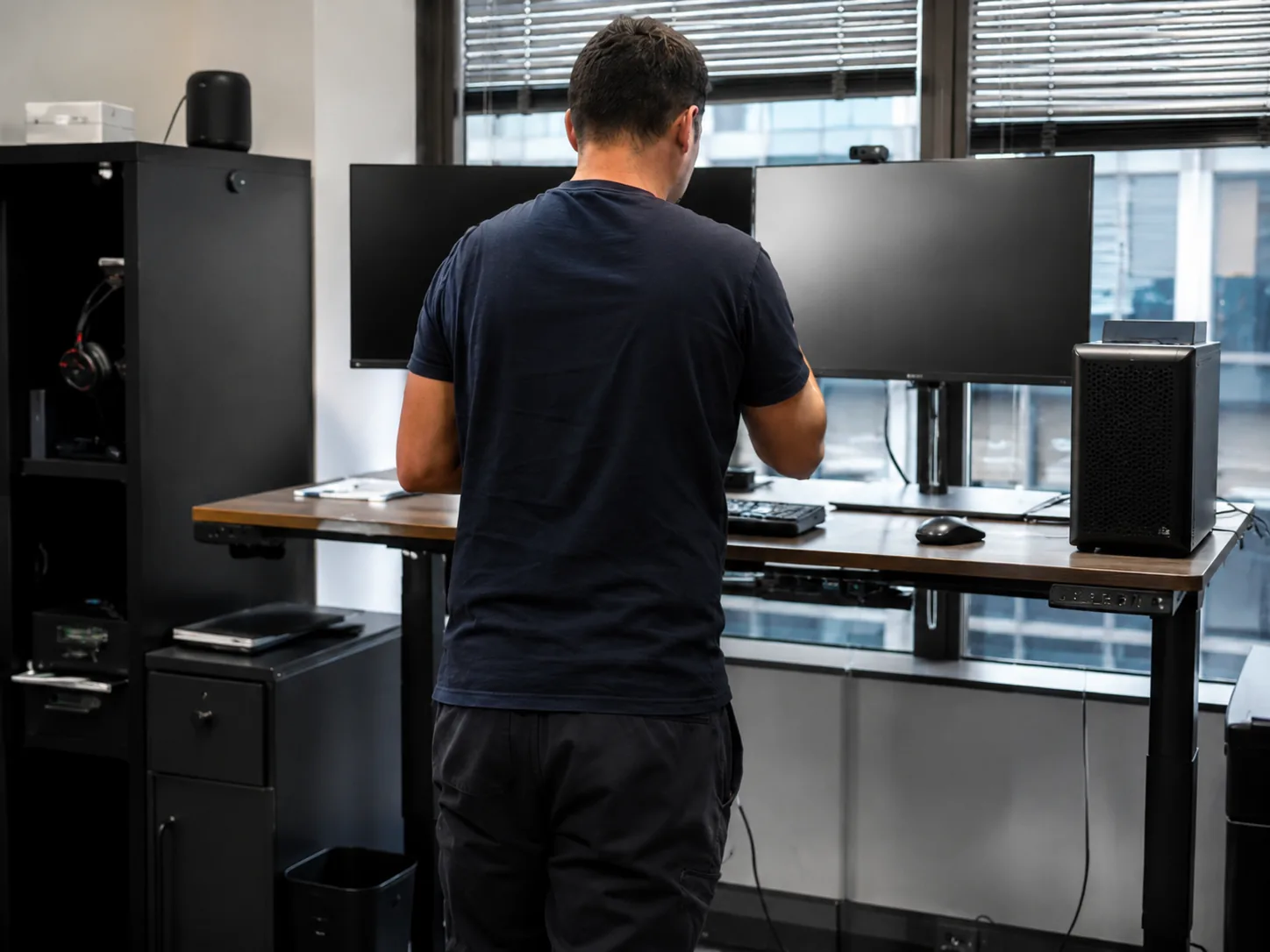 Konfigurim workstation për zyrë, dual monitor dhe standing desk